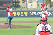 이상익 함평군수, “나비대축제 성공 기원” KIA 타이거즈 경기 시구