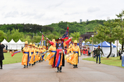 [포토] ‘양주 회암사지 왕실축제’ 어가행렬을 재현하는 강수현 양주시장