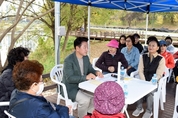 김동근 의정부시장, 중랑천에서 현장시장실 열고 시민 의견 청취