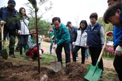 “후손에게 더 나은 자연환경을!”...남양주시 다산2동, 황금산 나무 심기 행사 실시